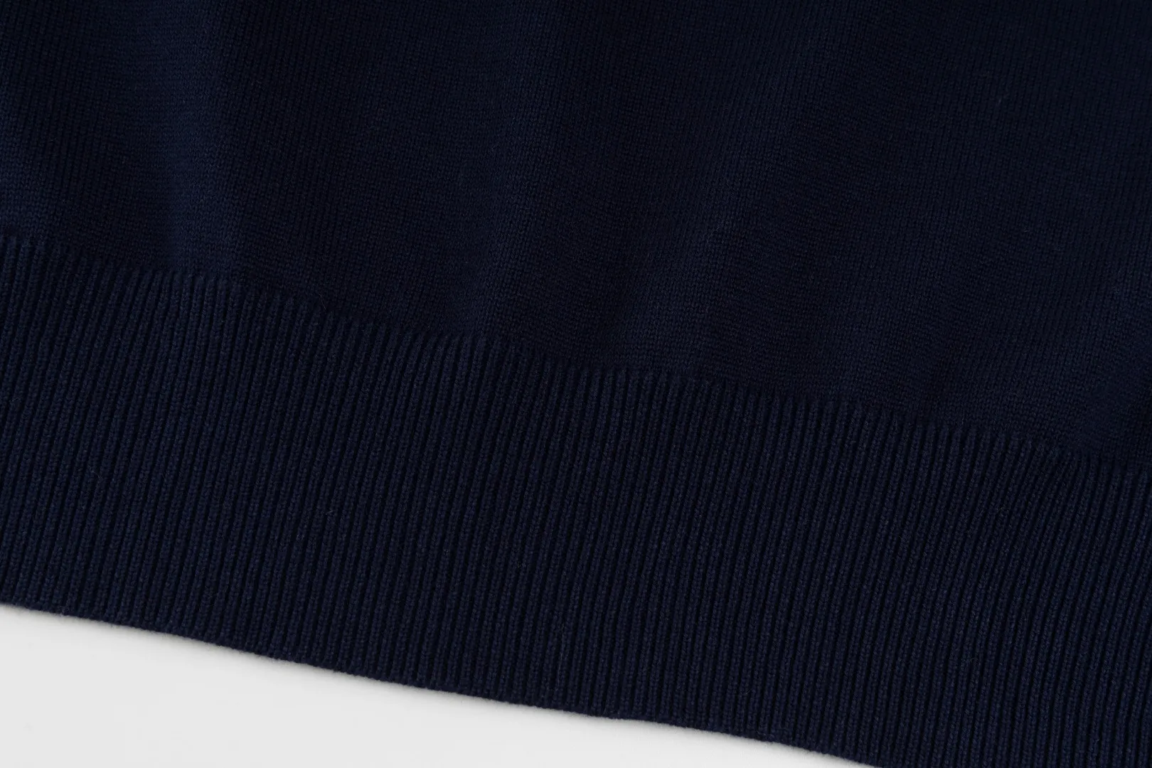 P216 #R81 Ralph Lauren knitted pony embroidered lapel polo shirt three-button pullover open chest long-sleeved sweater Official website synchronization Same style for men and women Sizes: S-XL Color: White Blue Gray Dark Gray Khaki Military Green Navy White Label Navy Blue Red Label Black Red Label Black White Label Pink Classic cotton yarn 100% white cotton High-quality goods Classic styles have always been popular! The workmanship details are very good! The simple lapel polo pullover sweater is always the standard, with classic brand embroidery on the chest! All major stars have the same style! Best for couples. High quality goods! Xinjiang cotton micro-elastic and smooth fabric has excellent quality. Pure cotton is soft and skin-friendly. Size: S M L
